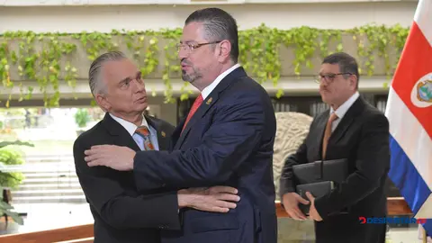 El presidente Rodrigo Chaves no tuvo posici&oacute;n si firmara ley contra pensi&oacute;n de expresidentes. Foto S&oacute;crates Colindres