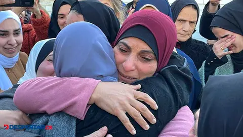 Los antiguos prisioneros palestinos liberados por Israel fueron recibidos por sus familiares en Gaza. Foto: AFP.