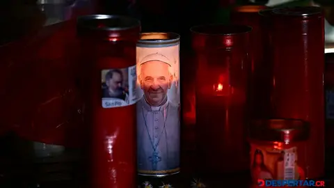Con velas, los fieles cat&oacute;licos se hacen sentir a las afueras del hospital en que el papa Francisco se mantiene internado. Foto: Filippo Monteforte / AFP.