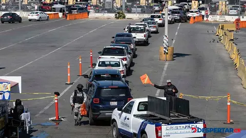 Oficiales de la Guarda Nacional de M&eacute;xico chequean veh&iacute;culos que pretenden pasar a Estados Unidos, en la frontera de Tijuana. Foto: Guillermo Arias / AFP.