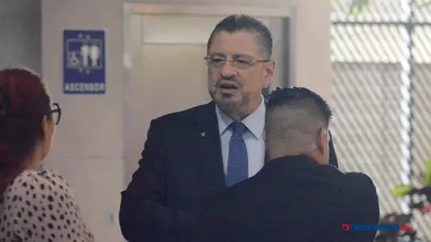 El presidente Rodrigo Chaves es investigado por beligerancia al final del a&ntilde;o pasado en sus conferencias de prensa y Cadena. Foto S&oacute;crates Colindres