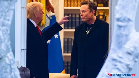El presidente de Estados Unidos, Donald Trump, habla con Elon Musk, de origen sudafricano y uno de sus principales asesores. Foto: Roberto Schmidt / AFP.