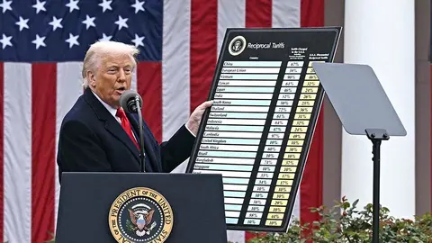 El presidente de Estados Unidos, Donald Trump anunci&oacute; este mi&eacute;rcoles el esquema arancelario que aplicar&aacute; a las importaciones desde varios pa&iacute;ses, en cuenta Costa Rica. Foto: Brendan Smialowski / AFP.