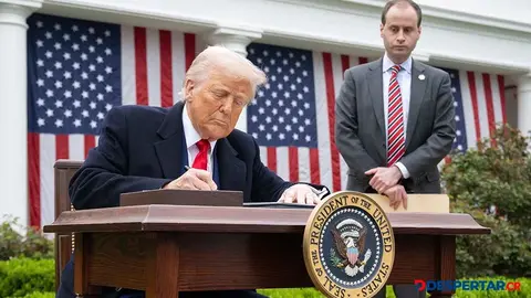 El presidente de Estados Unidos, Donald Trump firm&oacute; una orden ejecutiva denominada &ldquo;hagamos a Estados Unidos fuerte otra vez&rdquo;. Foto: Saul Loeb / AFP