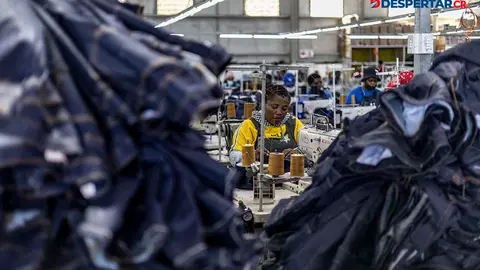 En Lesotho, peque&ntilde;o reinado en &Aacute;frica, los aranceles de Trump golpear&aacute;n fuerte la industria textil. Foto: Roberta Ciuccio / AFP.