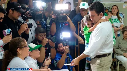 &Aacute;lvaro Ramos, al momento de emitir su voto este domingo en la convenci&oacute;n del PLN.