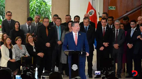 El mandatario Rodrigo Chaves  junto a la mayoria de su gabinete.Foto S&oacute;crates Colindres