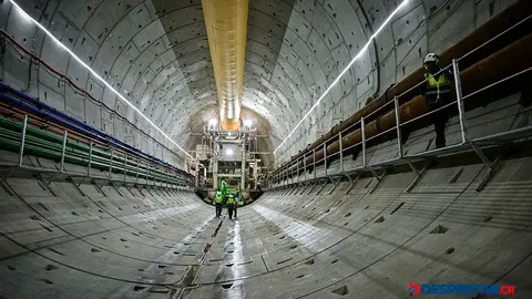 Trabajadores de la empresa paname&ntilde;a del metro caminan frente a la m&aacute;quina excavadora que perfora el t&uacute;nel que cruzar&aacute; por debajo del Canal. Foto: Mart&iacute;n Bernetti / AFP