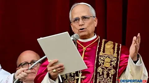 Robert Prevost se dirigi&oacute; a los files como el papa Le&oacute;n XIV, poco despu&eacute;s de su designaci&oacute;n. Foto: Tiziana Fabi / AFP.