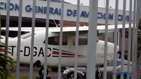La Direcci&oacute;n General de Avici&oacute;n Civil fue parte de los allanamientos que realiz&oacute; la Fiscalia en la investigaci&oacute;n por anomal&iacute;as en la contrataci&oacute;n de arreglo de la pista del aeropuerto de Liberia. Foto S&oacute;crates Colindres