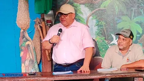 El actual alcalde de Talamanca Rugeli Morales (el del micr&oacute;fono) lo investigan por el presunto delito de enriquecimiento il&iacute;cito. Foto Municipalidad de Talamanca