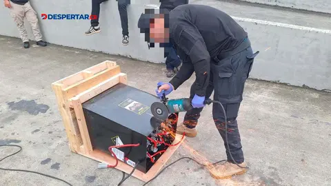 Uno de los agentes del OIJ cortaron una de las bater&iacute;as que usaron para enviar la droga al extranjero. Foto OIJ
