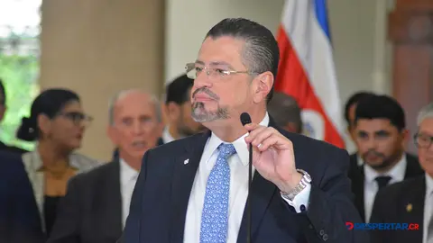 Con la resoluci&oacute;n del TSE los pines de "jaguar" que han usado durante el &uacute;ltimo a&ntilde;o por jerarcas y el Presidente Rodrigo Chaves deber&aacute; salir del vestuario. Foto S&oacute;crates Colindres