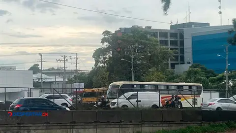 El congestionamiento vehicular consistente que se produce sobre la General Ca&ntilde;as en La Uruca podr&iacute;a corregirse con peque&ntilde;as medidas t&eacute;cnicas. Foto: S&oacute;crates Colindres.