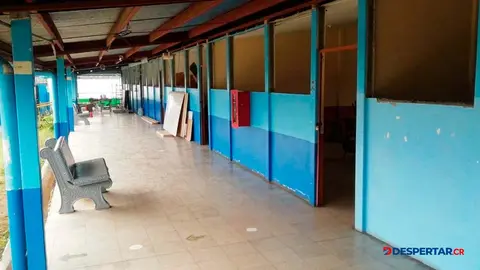 El mal estado de algunos centros educativos por lo que el Ministerio de Salud le ha aplicado ordenes sanitarias son parte de los factores de los problemas en la educaci&oacute;n del pa&iacute;s. Foto Colegio la Aurora durante remodelaci&oacute;n