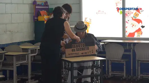 La Escuela Rafael Moya Murillo fue el escenario de muchos votantes adultos mayores que en algunos casos requirieron el voto asistido. Foto S&oacute;crates Colindre