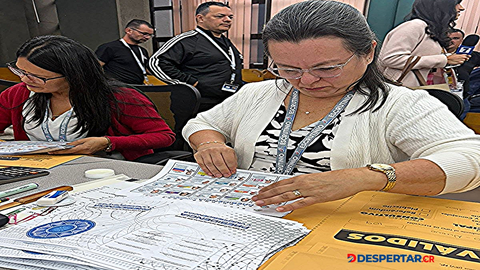 El escrutinio manual del TSE comenz&oacute; primero con las papeletas de la presidencia. Foto TSE