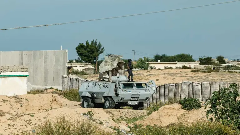 Un polic&iacute;a egipcio vigila en la frontera con Gaza. Foto: Khaled Desouki / AFP.1