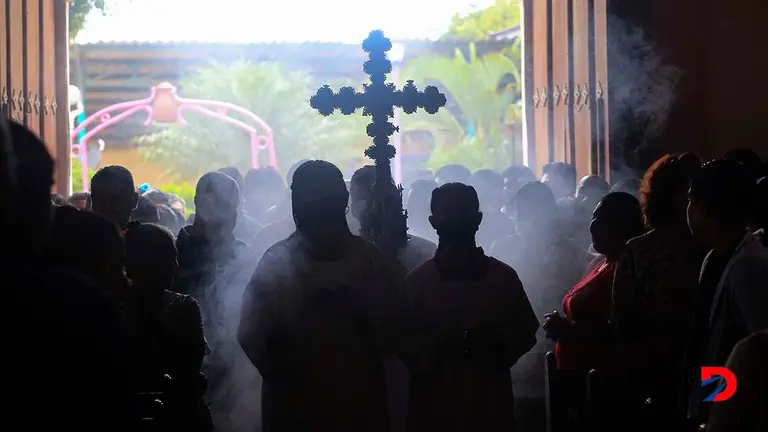 Creyentes cat&oacute;licos atiende una misa en honor a San Juan Bautista, en San Juan de Oriente, el 24 de junio de 2023. Foto: Stringer / AFP.