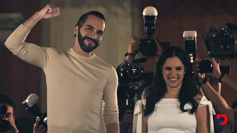 El presidente de El Salvador, Nayib Bukele, saluda a sus simpatizantes tras imponerse en las elecciones del domingo. Foto: Yuri Cort&eacute;s / AFP.