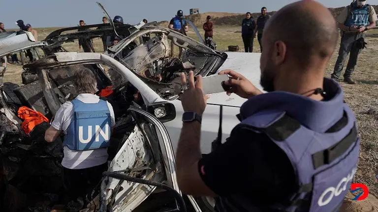 Personal de Naciones Unidas al momento de revisar una de los veh&iacute;culos de WCK atado por el ej&eacute;rcito de Israel el lunes. Foto: AFP.