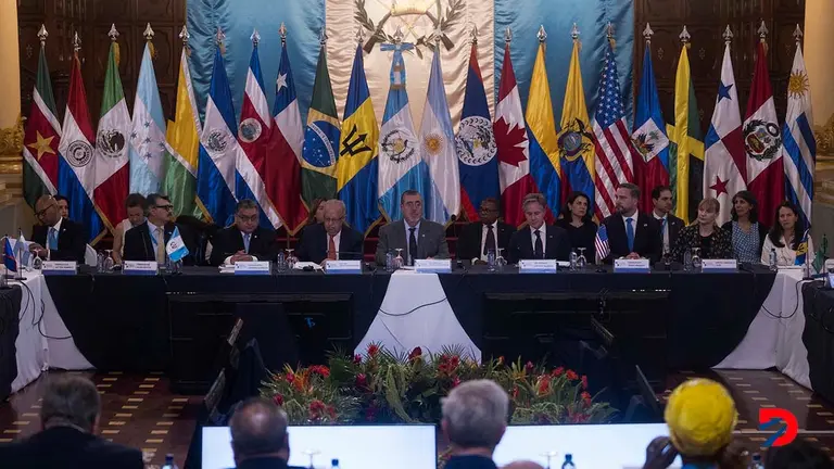 Delegados de los gobiernos de unos 20 pa&iacute;ses latinoamericanos no llegaron a ning&uacute;n acuerdo concreto en el tema de migraci&oacute;n cuando se reunieron con el secretario de Estado de Estados Unidos, Antony Blinken. Foto: Edwin Bercian / AFP.