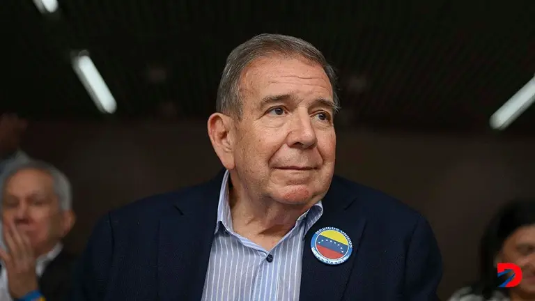 El candidato presidencial de la Plataforma Unitaria Democr&aacute;tica de Venezuela, Edmundo Gonz&aacute;lez, a la salida de una reuni&oacute;n con trabajadores de la salud. (Foto: Federico Parra / AFP.