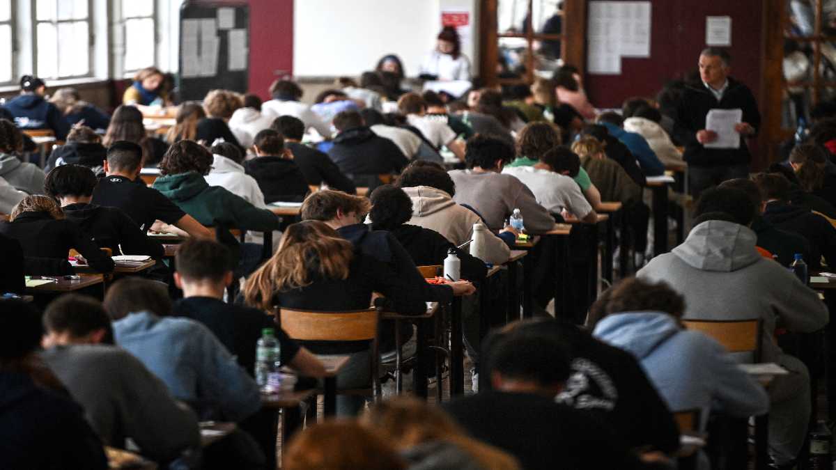 Estudiantes toman un exámen en París. Foto: Christophe Archambault / AFP.