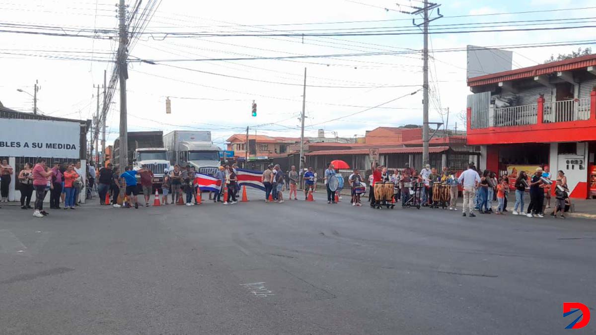 El sábado anterior, vecinos de San Rafael Abajo, de Desamparados, se manifestaron este sábado porque quedaron muchas horas sin agua. Foto: Facilitada por vecinos de la zona.