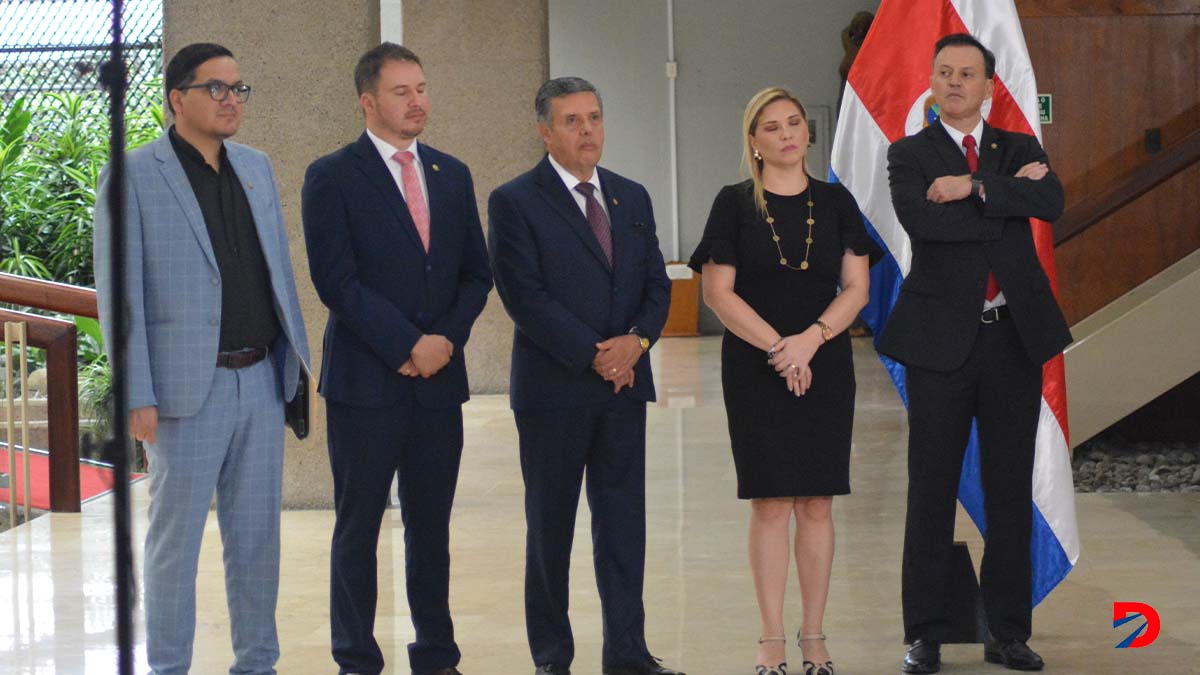 Los jefes de fracción salieron de la reunión a la espera de analizar a fondo el proyecto de la Ley Jaguar. Foto Sócrates Colindres