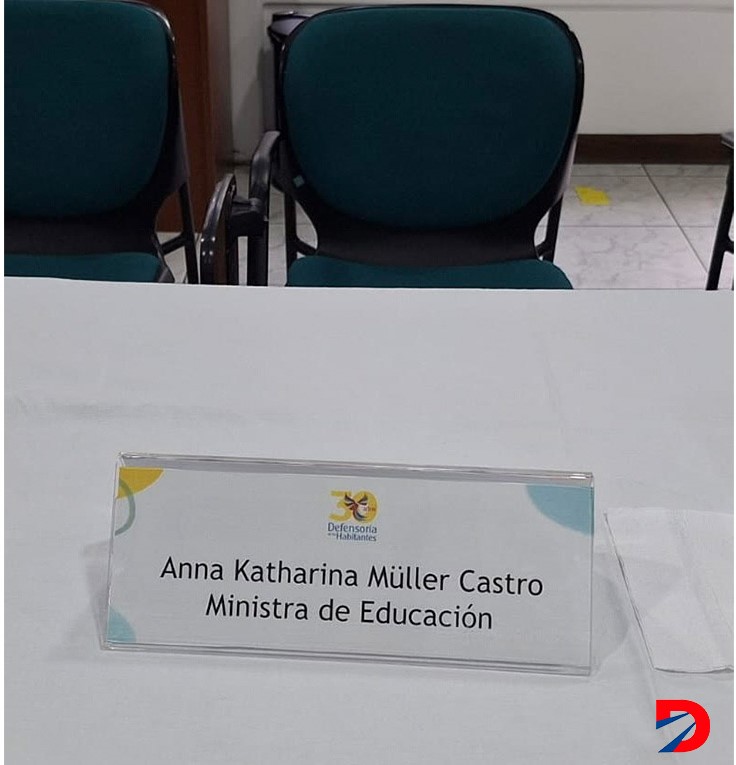 La silla prevista para Anna Katharina Müller, ministra del MEP estuvo vacía pues no se presentó para rendirle cuentas a la defensora de los Habitantes, Angie Cruikshank. Foto: Defensoría de los Habitantes.