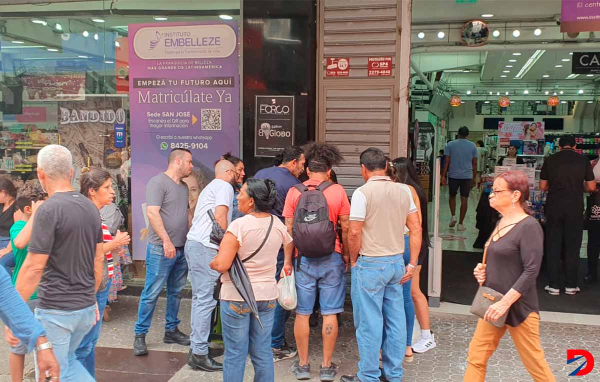 Muchos compradores de chances adquirieron sus números este martes, con la esperanza de "pegarse" un pedacito. Foto: Krissia Morris Gray.