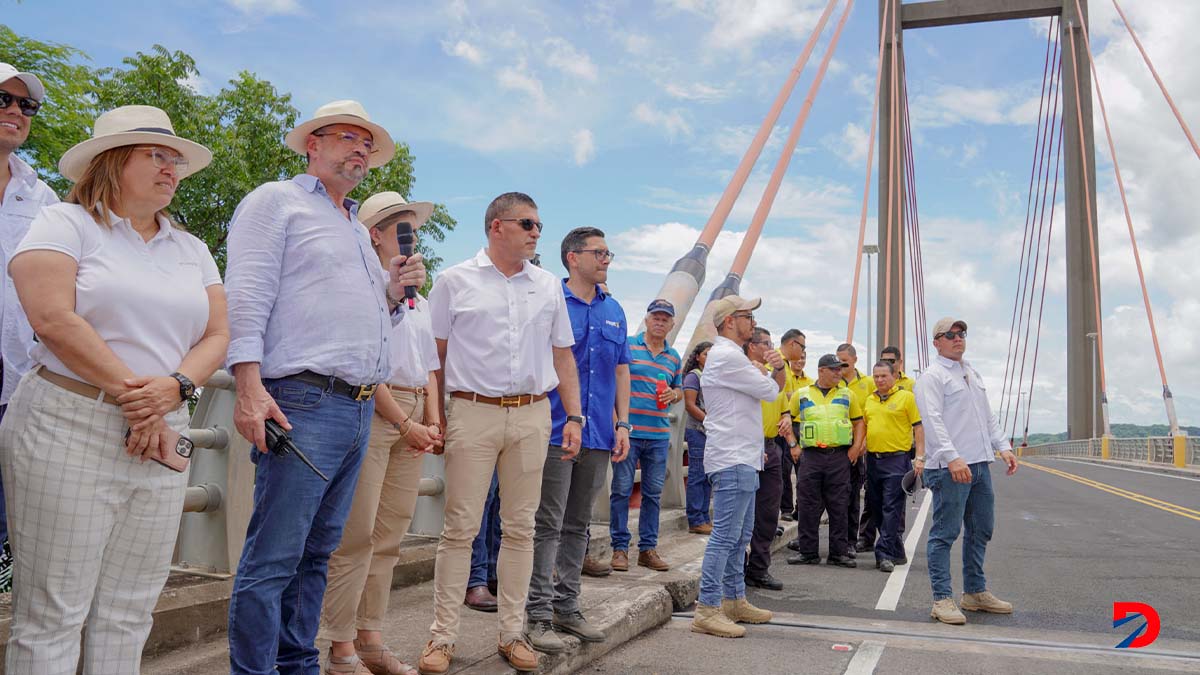 El presidente de la República Rodrigo Chaves junto a los ministros y diputada oficialista Ada Acuña estuvieron en la reapertura del puente La Amistad. Foto Presidencia