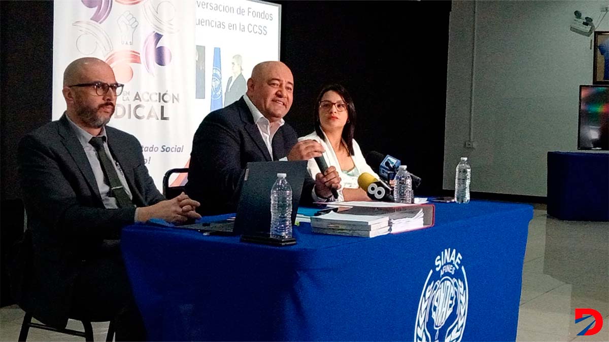 Lenin Hernández , secretario general del SINAE, denunció un posible t´rafico de influencias en la adjudicación efectuada por la Junta Directiva de la CCSS. En la foto Carol Estrella, integrante de la junta directiva y Elliott Elizondo, asesor jurídico, ambos del SINAE.