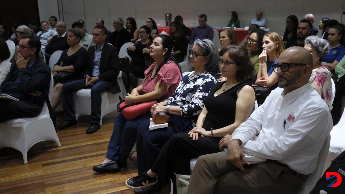 Profesionales de diferentes ramas de la Educación acudieron a la charla dada por el doctor Gregorio Luri. Foto: Marco Monge.