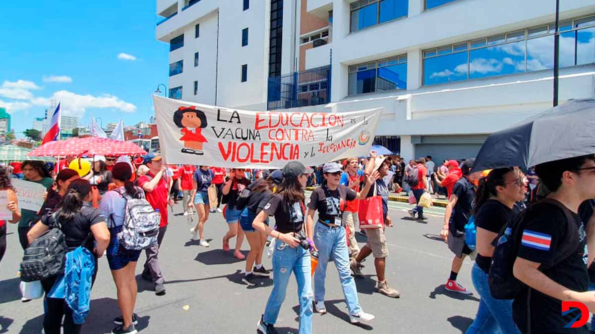 Los carteles de los manifestantantes coincidieron con mensajes a favor de la educación. Foto: Krissia Morris Gray.