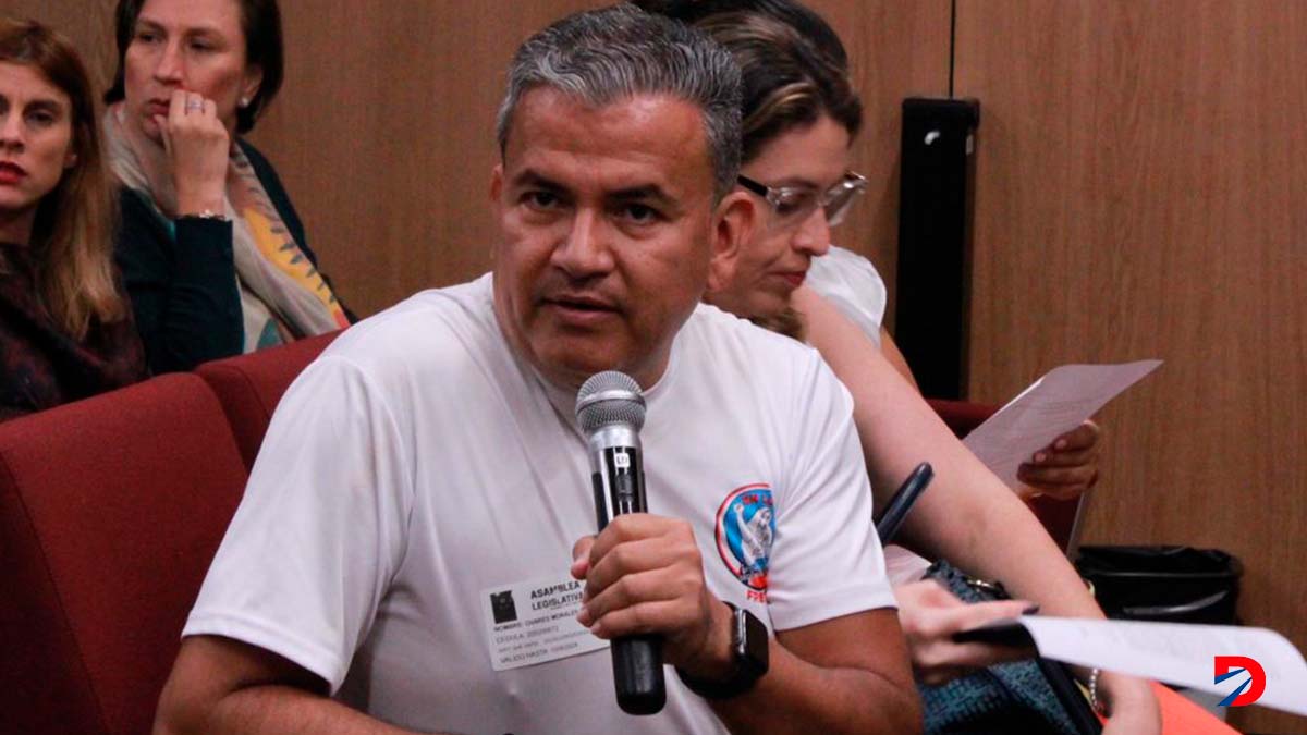 El representante de UNDECA, Deivis Ovares, caliifcó de irrrepsonsable la administración de la CCSS por no haber aprobado, aún,  la prórroga del fideicomiso conel BCR, por siete años más. Foto: Frente Amplio.