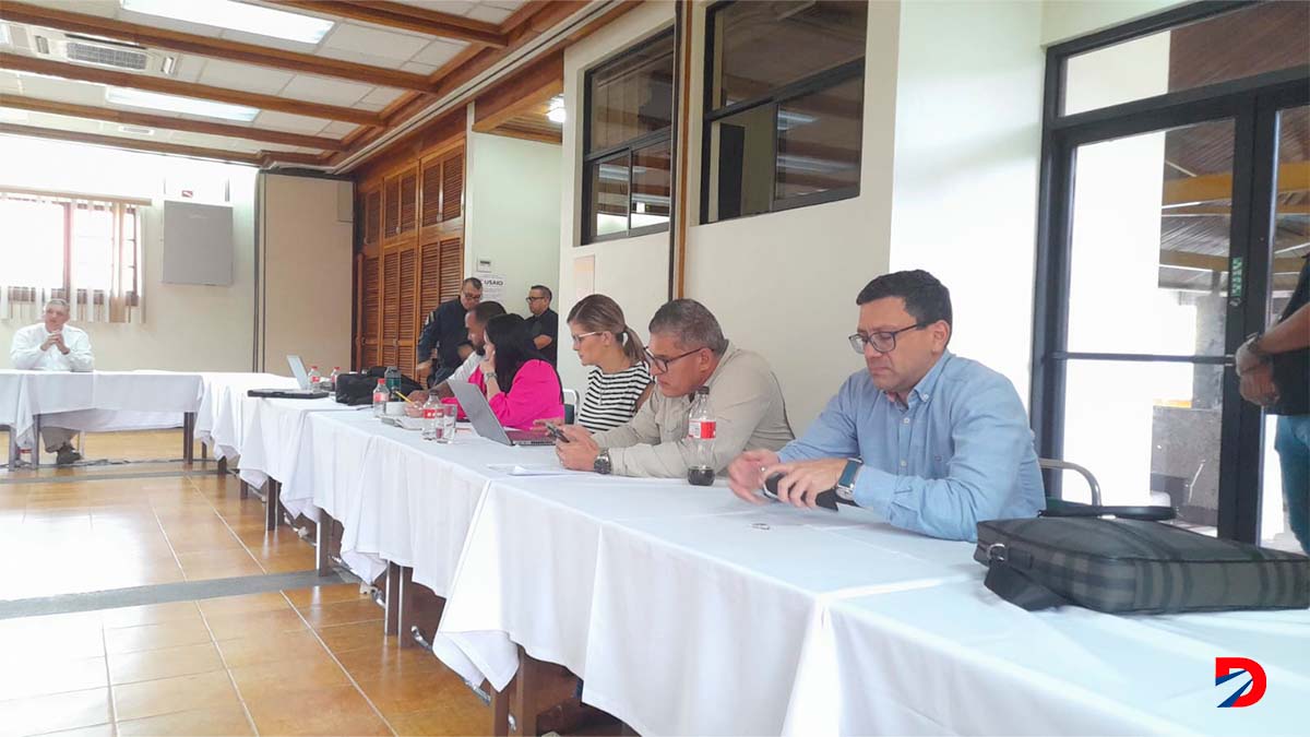 Represetantes del Poder Ejecutivo llegaron a negociar con UNIPROLI y se alcanzaron unos acuerdos en la EARTH. Foto Jesús Alvarado.