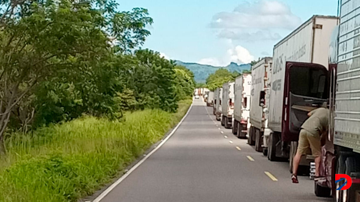 Transportistas hacen largas filas en el puesto froterizo de Peñas Blancas