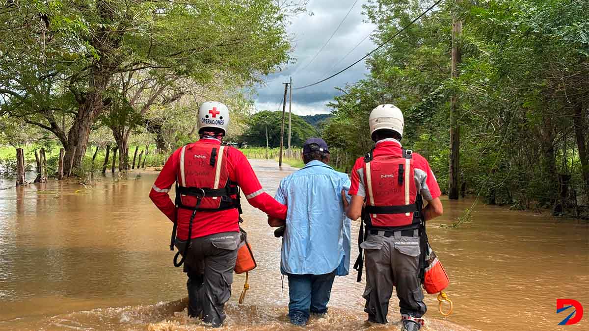 Los cuerpos de Cruz Roja atendieron incidentes en La Cruz, Guanacaste, donde tuvieron a que sacar vecinos de sus viviendas a raíz de las inundaciones. Foto: Cruz Roja.