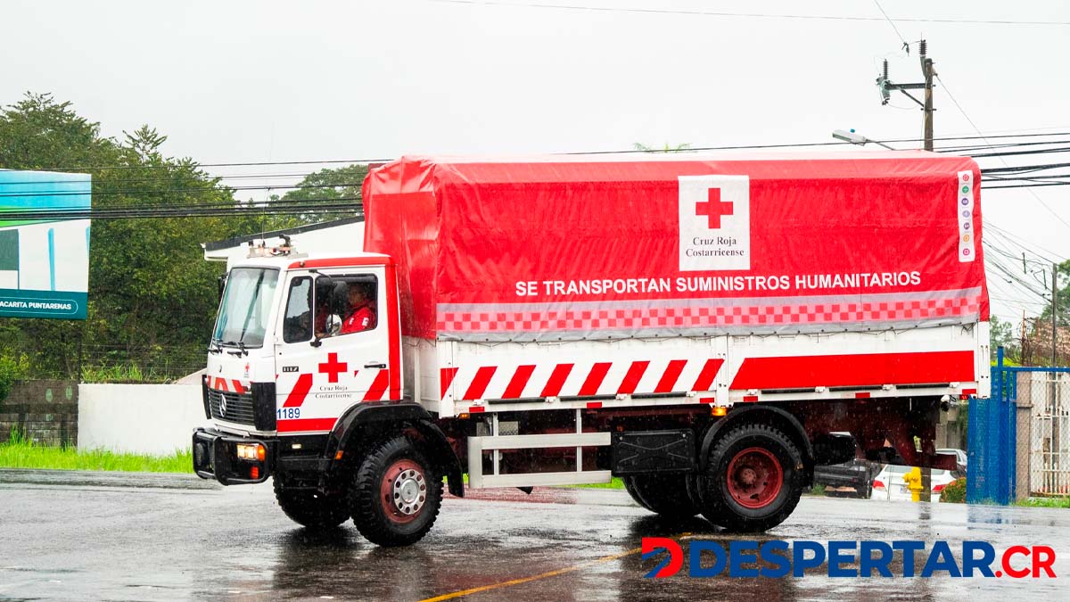 El personal de la Cruz Roja se mantiene trabajando en porder transportar materiales para la atención de las personas evacuadas por las inundaciones. Foto Cruz Roja