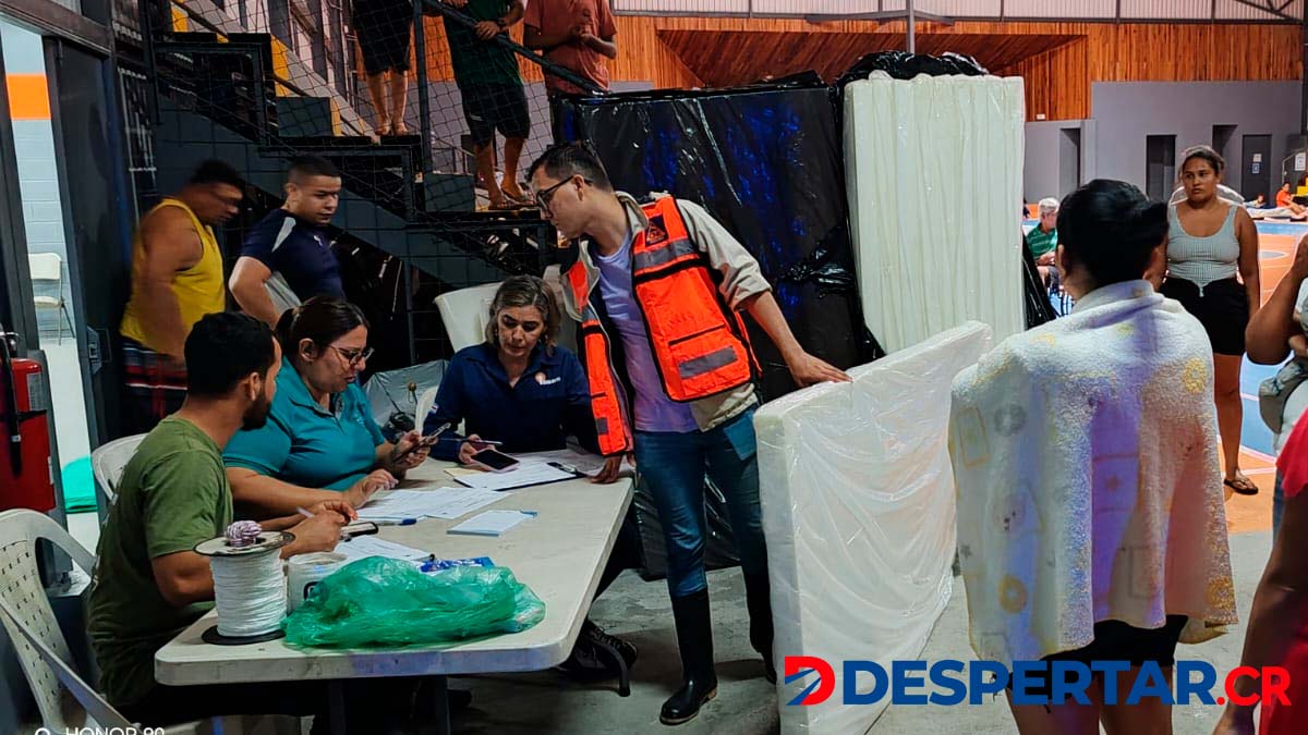Personal de la CNE registran las personas que se encuentran en los distintos albergues instalado. Foto CNE