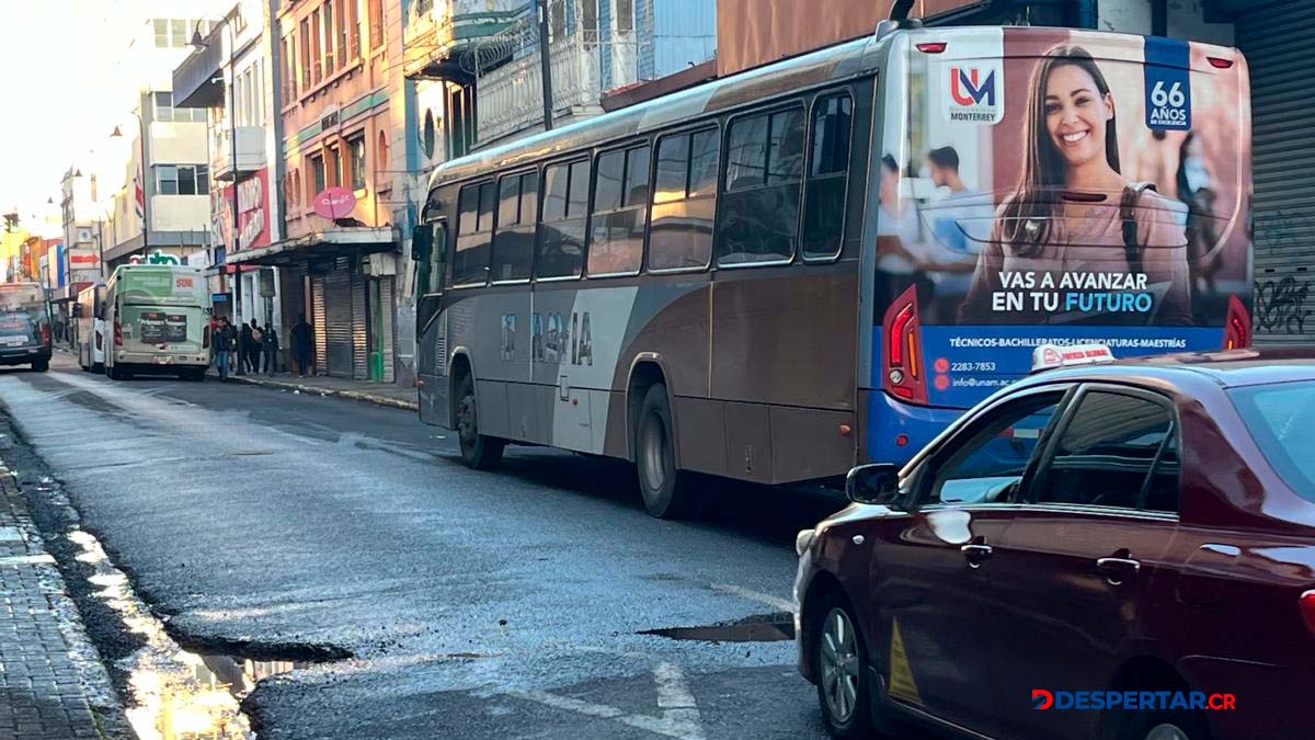 Los problemas de circulación en el país se dan por calles en mal estado que aumentan el tiempo para circular. Foto Sócrates Colindres