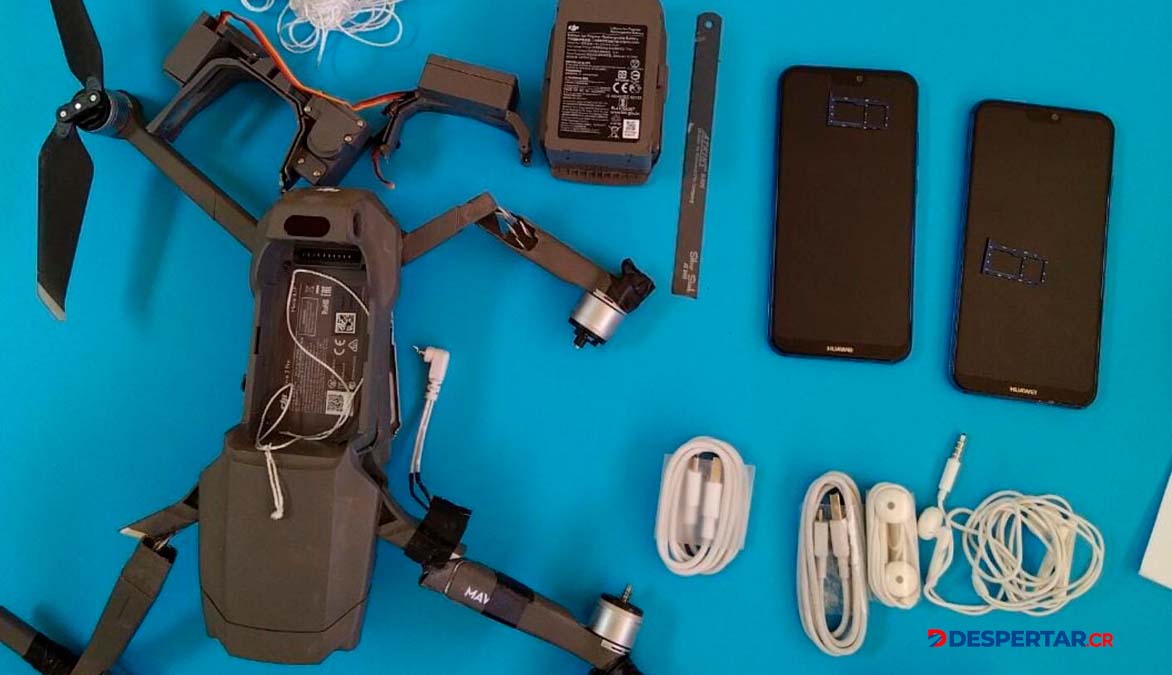 Dron, celulares y accesorios  capturados por oficiales de Adaptación Social. Foto MJP