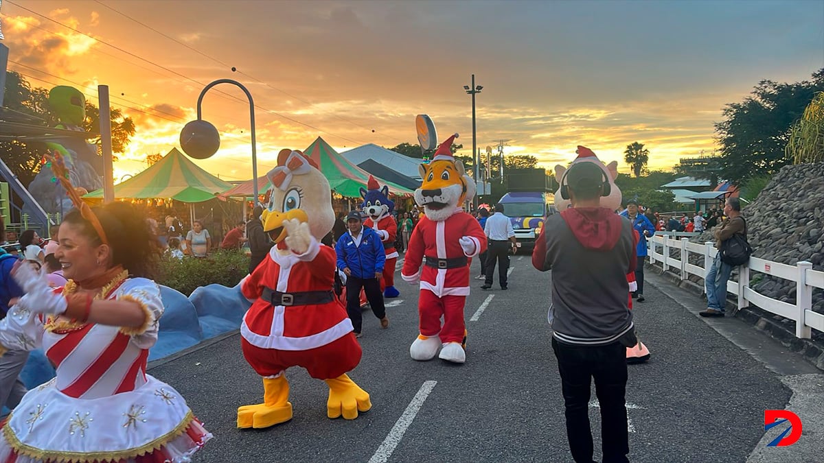 Las mascotas del Parque Diversiones conocidos como los Tíos presentaron sus mejores galas en el inicio de la Navidad. Foto Sócrates Colindres.
