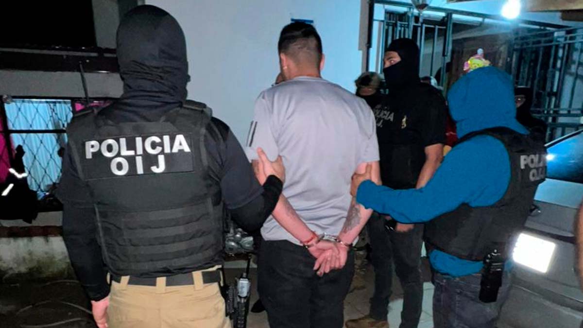 Uno de los sospechosos de la organización criminal detenidos en el sector de Aserrí. Foto OIJ
