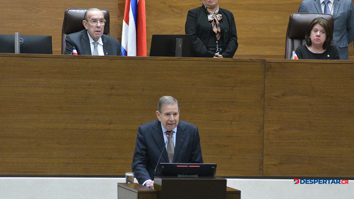 Sin sesión de la Asamblea Legislativa por falta de quorum el excandidato Edmundo González dio su discurso. Foto Sócrates Colindres