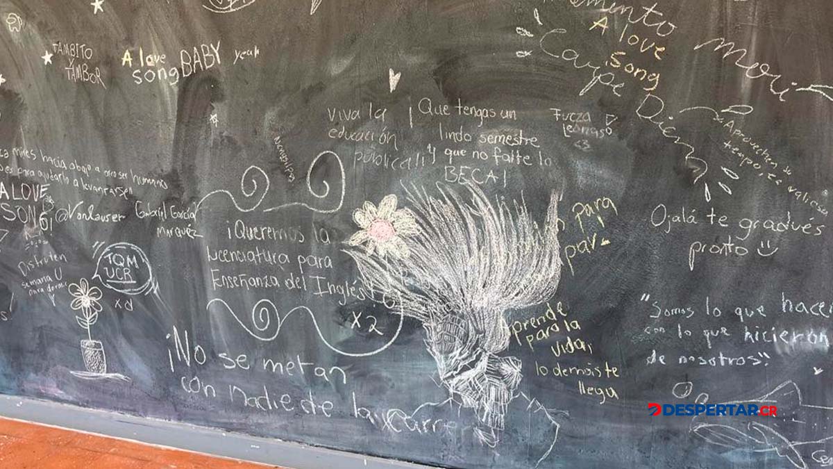 Las pizarras del la Escuela de Educación con diversos mensajes de los estudiantes. Foto Sócrates Colindres