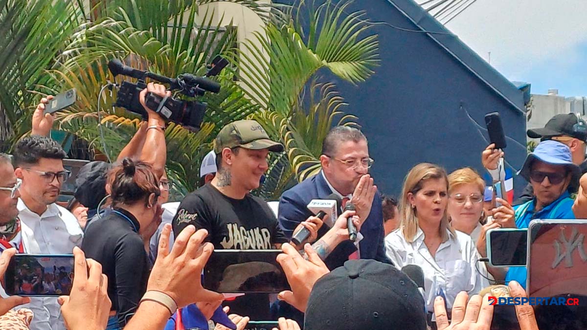 El presidente Rodrigo Chaves da un discurso en manifestación contra el Fiscal General Carlo Díaz. Foto Eduardo Cubillo