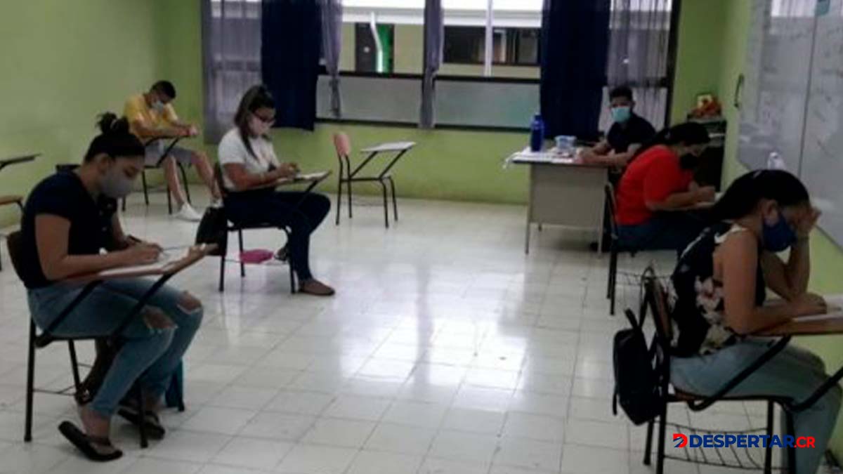 Los educadores en el país reciben menos de 10 horas de capacitación por año en el período 2021-2023
